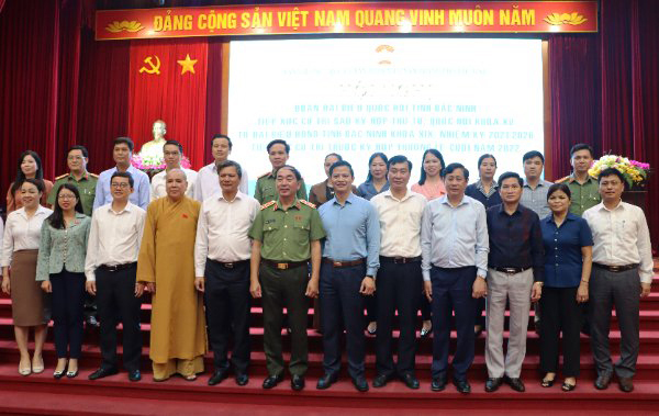 Thượng tướng Trần Quốc Tỏ, Thứ trưởng Bộ Công an (thứ 6 từ trái hàng đầu) và các đại biểu Quốc hội tỉnh Bắc Ninh chụp ảnh với các cử tri thành phố Bắc Ninh, tỉnh Bắc Ninh